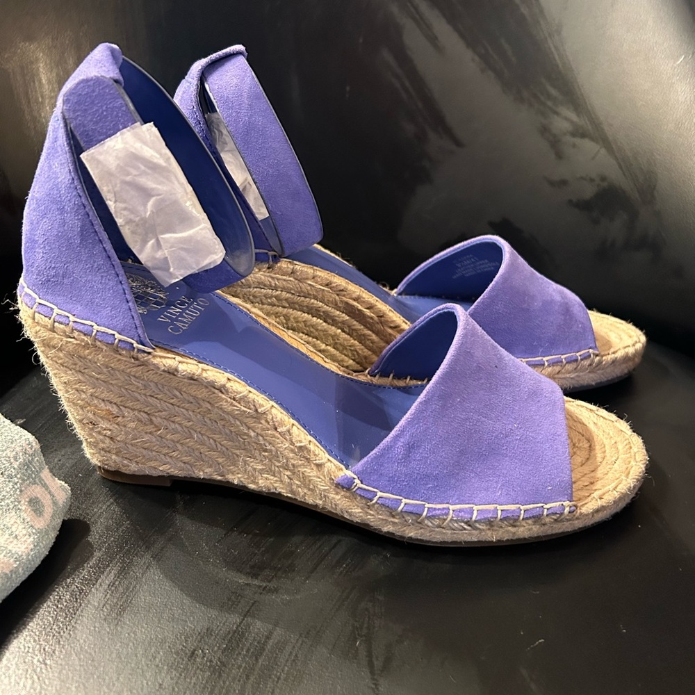 Beautiful🪻NWOT Vince Camuto wedges periwinkle blue suede. No call out size 9.5